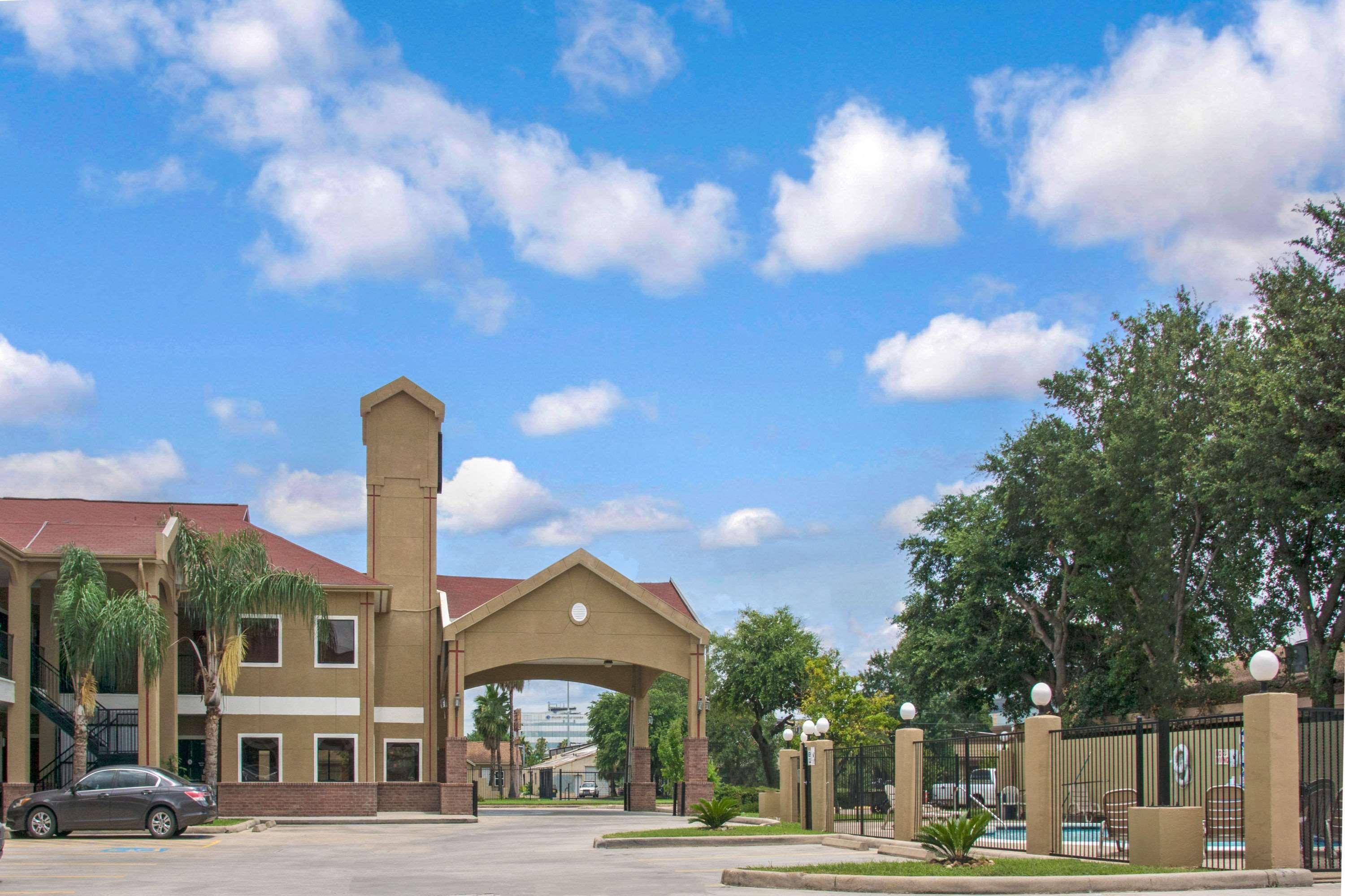 Super 8 By Wyndham Houston/Brookhollow Nw Esterno foto